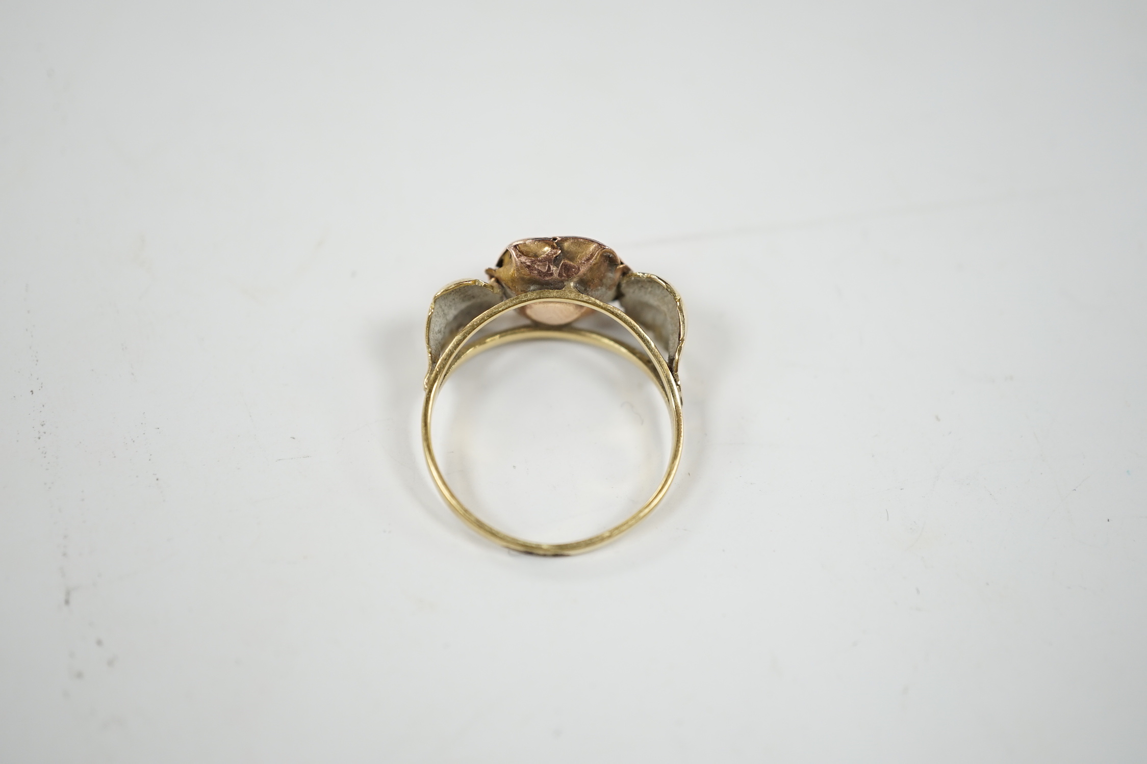 A two colour 585 flower head ring, with leaf shoulders, size P/Q, 3 grams.